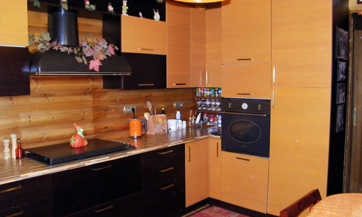 House with fully equipped kitchen