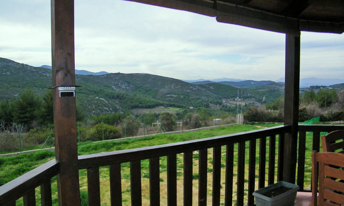 Verandas overlooking the garden, trees and mountains