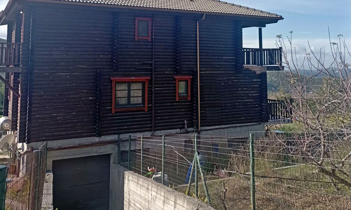 Wooden maisonette with underground parking and storage