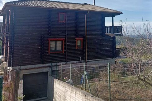 Wooden maisonette with underground parking and storage