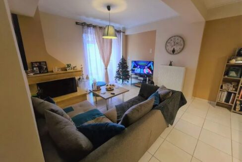 Living room and fireplace in an apartment in Patras